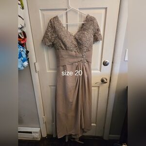 Elegant Lace Evening Dress in Taupe